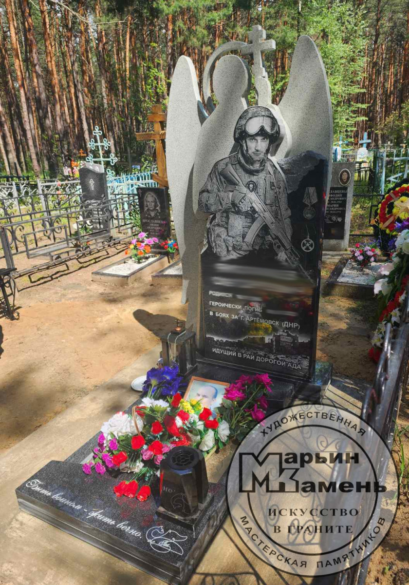 Reznye-pamyatniki-na-mogilu