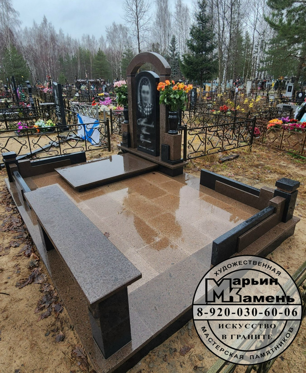 Pamyatnik-iz-cvetnogo-granita